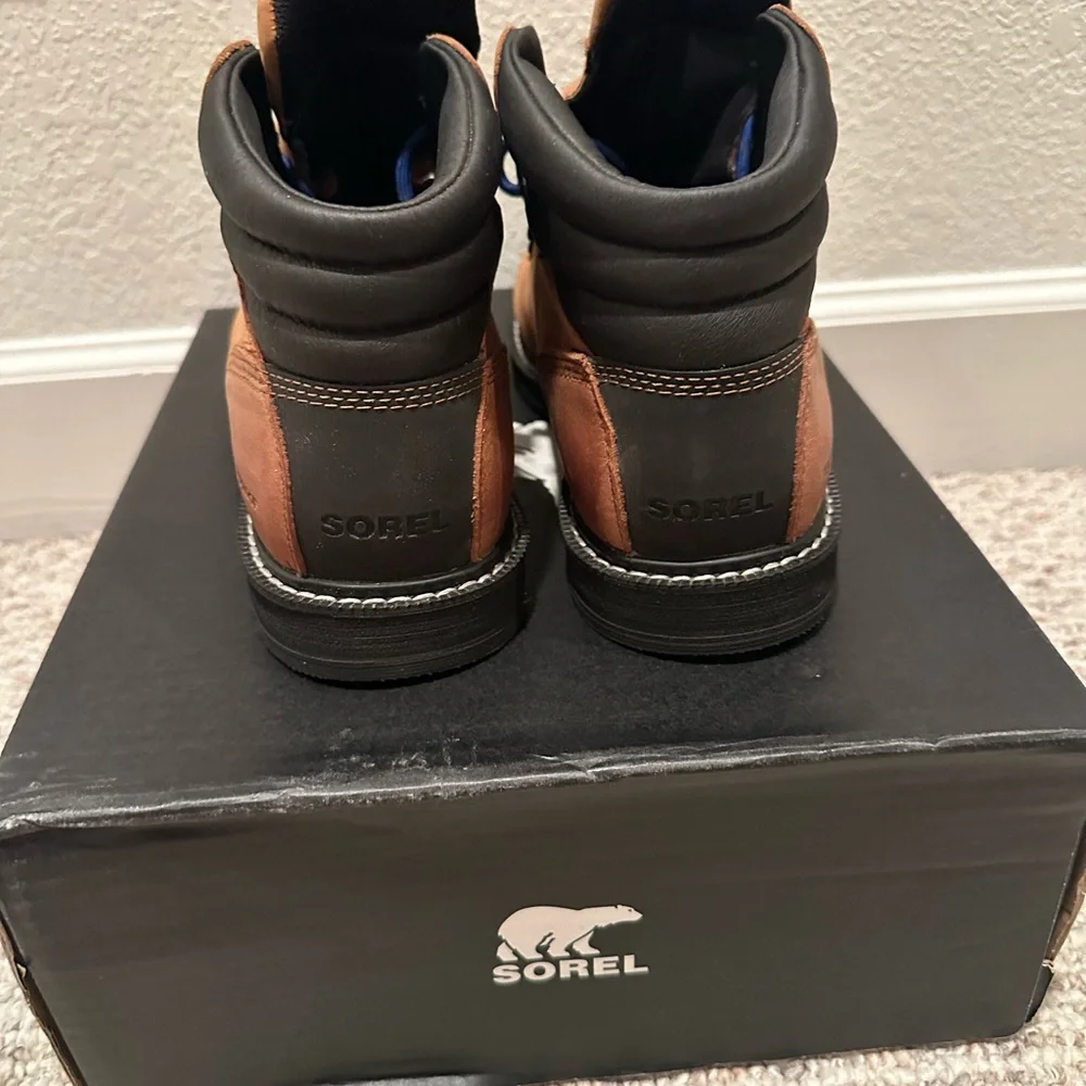 Men’s size 7.5 women’s 9-9.5 Sorel Madson boots. Worn once for a photo shoot. - Picture 3 of 5